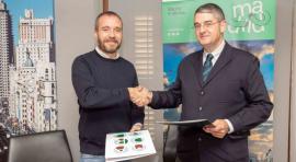 El director de Turismo del Ayuntamiento de Madrid, Miguel Sanz, y el presidente de la Asociación Española de Profesionales del Turismo (AEPT), Santiago Aguilar, han firmado esta mañana el acuerdo de patrocinio para la organización y celebración de la décima edición del premio Madrid Acoge