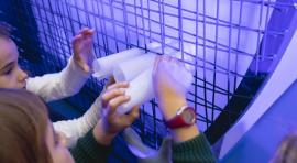 Niños y niñas participando en la carroza de CentroCentro