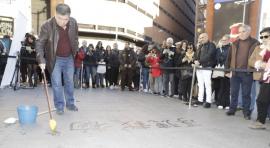 Una perfomance de caligrafía tradicional china efímera sobre el asfalto de Callao.