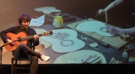 Actuación de un lutier y un guitarrista en la presentación del festival Flamenco Madrid. 