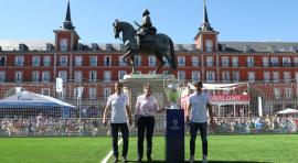 Marta Higueras, Fernando Morientes y Roberto Solozábal han trasladado la Copa desde la Plaza Mayor hasta Sol, dando así inicio a cuatro días de la fiesta del fútbol