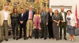 Almudena Maíllo junto con los ponentes del debate