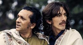 Ravi Shankar con el músico George Harrison en Friar Park durante la grabación del álbum ‘Festival from India’, 1974 Fotógrafo: Clive Arrowsmith
