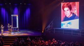 Almeida entrega el Premio Madrid Ciudad Mágica a David Copperfield en el Teatro Circo Price