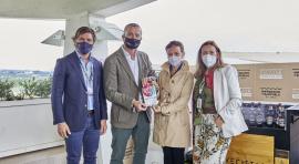 Maíllo entrega el premio de la carrera Gastrofestival celebrada en el Hipódromo de Madrid