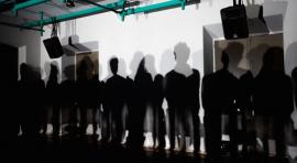 Espalda contra espalda en la performance Turning Backs, en el Centro de Cultura Contemporánea Condeduque