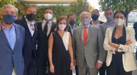 La concejala delegada de Turismo, Almudena Maíllo, con Gabriel García, presidente de la Asociación Hotelera de Madrid y miembros de la asociación