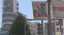 Cartel de Veranos de la Villa 2021 en la calle Gran Vía 
