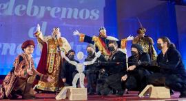 Los Reyes Magos entregan sus regalos a Celia en el Palacio de Cibeles 