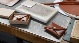 Oficio Estudio trabaja en su estudio artesanalmente artículos de cuero. 