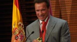 Arnold Schwarzenegger recibe una medalla por su compromiso con Madrid