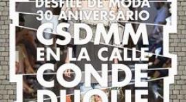 Jóvenes creadores muestran sus diseños en una pasarela en la calle