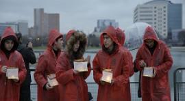 Usera despide las fiestas del Año Nuevo con deseos en forma de farolillos de luz flotantes