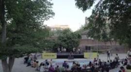 Múltiples voces suenan en Lavapiés en homenaje a Gloria Fuertes