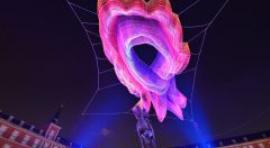 El cielo más cerca en la Plaza Mayor con la nube de color de Janet Echelman