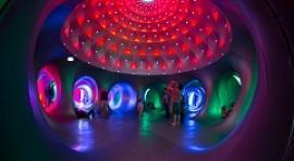 “Katena”, una gran escultura visitable hecha de color, geometría y luz