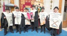 Carmena recibe a la Alegre Cofradía del Entierro de la Sardina