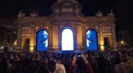 Miles de personas recorren el “paseo” nocturno de Luna de Octubre
