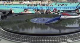 Oír electrónica bajo el agua: la piscina de San Blas se convierte en un festival