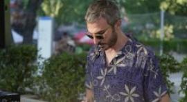 El agua y el césped de la piscina, escenario para música underground