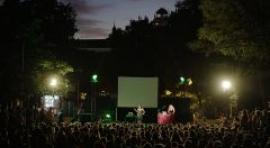 La poesía sale del libro y se instala en la Cuesta de Moyano