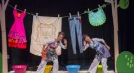 Los bebés se zambullen en el teatr