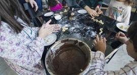 Las niñas y los niños de Madrid cocinan postres navideños en familia