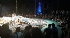 La performance visual Yabba llena la Nave 16 de Matadero