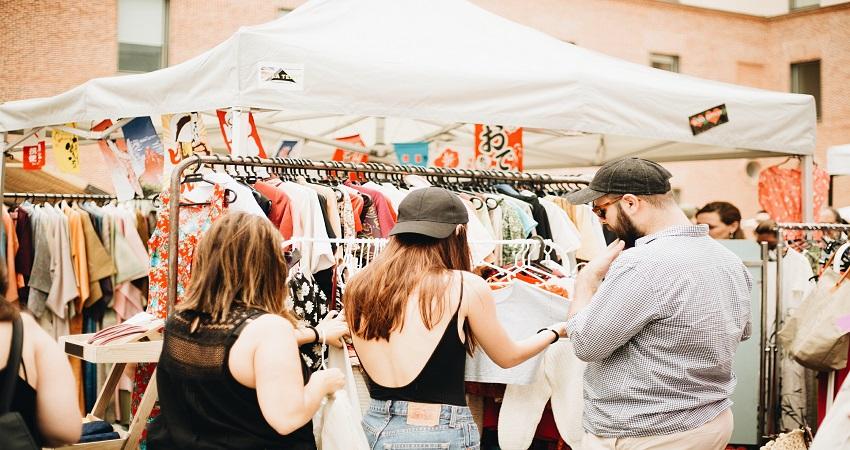 En el mercadillo se encuentran artículos de segunda mano