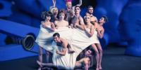 ‘Model Citizens’, por Circus Oz