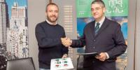 El director de Turismo del Ayuntamiento de Madrid, Miguel Sanz, y el presidente de la Asociación Española de Profesionales del Turismo (AEPT), Santiago Aguilar, han firmado esta mañana el acuerdo de patrocinio para la organización y celebración de la décima edición del premio Madrid Acoge