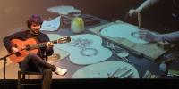 Actuación de un lutier y un guitarrista en la presentación del festival Flamenco Madrid. 