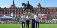Marta Higueras, Fernando Morientes y Roberto Solozábal han trasladado la Copa desde la Plaza Mayor hasta Sol, dando así inicio a cuatro días de la fiesta del fútbol