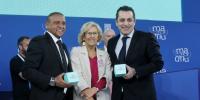 La alcaldesa ha recibido hoy la Copa de la Champions League de manos de Paolo Futre y Roberto Carlos en nombre de la ciudad que es sede de la final