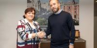 El director de Turismo del Ayuntamiento de Madrid, Miguel Sanz, y la presidenta de la Asociación Profesional de Guías de Turismo (APIT), María Rosa de Juan, han firmado el acuerdo de patrocinio para la organización y celebración de la segunda edición del premio Mejor Visita Guiada de Madrid 