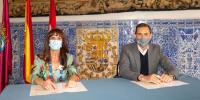 El director de Turismo del Ayuntamiento de Madrid, Héctor Coronel, y la presidenta de la Asociación Profesional de Guías de Turismo (APIT), Rosa Lisandra, han firmado esta mañana el acuerdo de colaboración para la organización y celebración de la tercera edición del Premio Mejor Visita Guiada de Madrid.