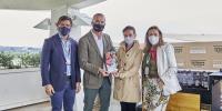 Maíllo entrega el premio de la carrera Gastrofestival celebrada en el Hipódromo de Madrid