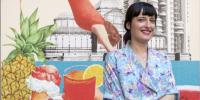 La diseñadora Lara Lars junto al cartel de Veranos de la Villa 2021