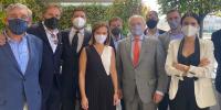 La concejala delegada de Turismo, Almudena Maíllo, con Gabriel García, presidente de la Asociación Hotelera de Madrid y miembros de la asociación