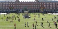 SpY interviene la Plaza Mayor con una pradera gigante de césped natural