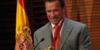 Arnold Schwarzenegger recibe una medalla por su compromiso con Madrid