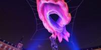 El cielo más cerca en la Plaza Mayor con la nube de color de Janet Echelman