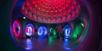 “Katena”, una gran escultura visitable hecha de color, geometría y luz