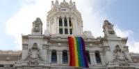 El Ayuntamiento de Madrid ya luce su bandera LGTBI, realizada íntegramente por la ciudadanía