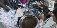 Las niñas y los niños de Madrid cocinan postres navideños en familia