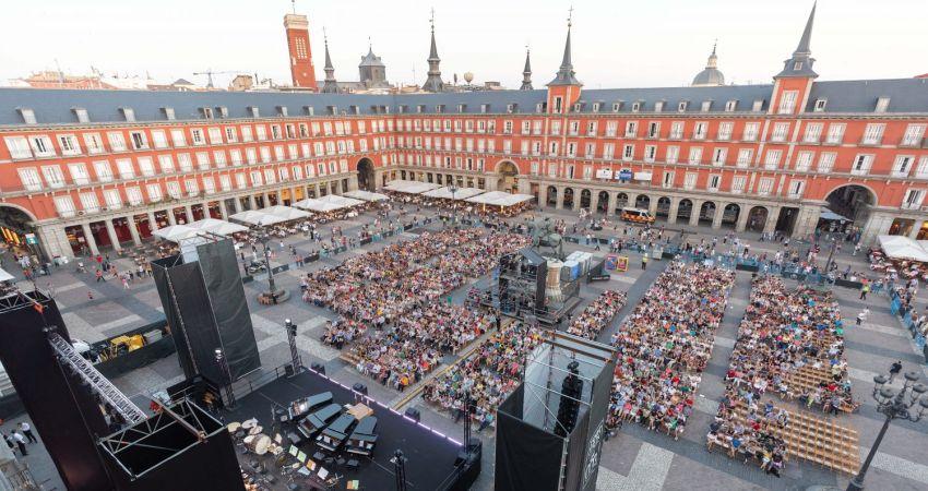El escenario de la Plaza Mayor preparado para el Coro Nacional de España. 