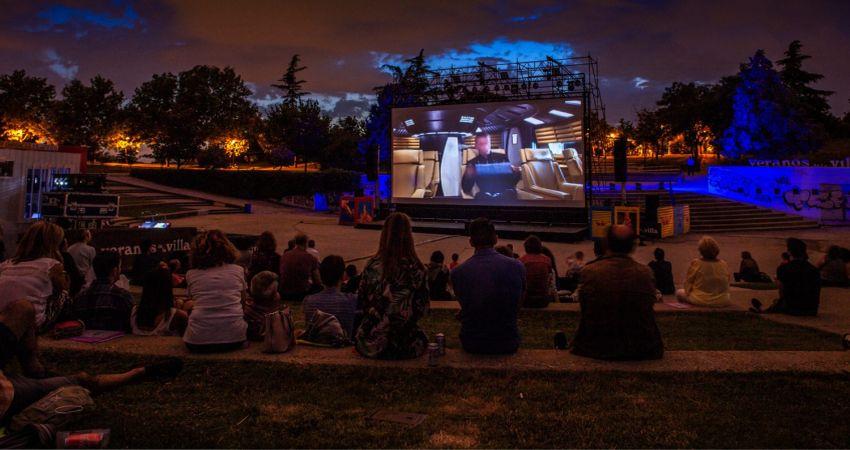 El auditorio al aire libre del parque Enrique Tierno Galván, en el distrito de Arganzuela, fue escenario ayer de la celebración del Día Internacional del Asteroide.