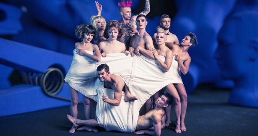 ‘Model Citizens’, por Circus Oz