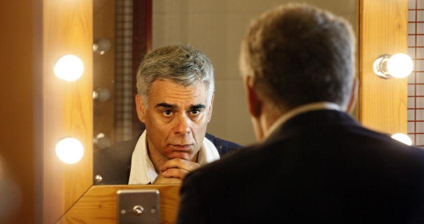 Living With the Lights On by Mark Lockyer at the Young Vic © Simon Annand