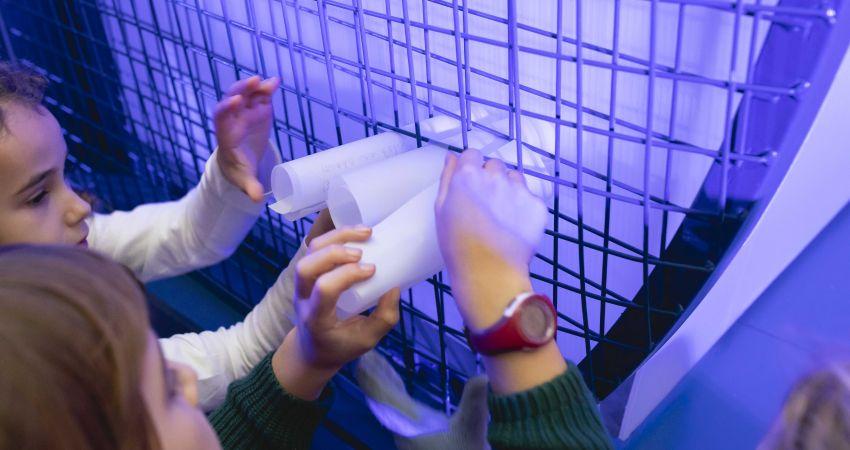 Niños y niñas participando en la carroza de CentroCentro
